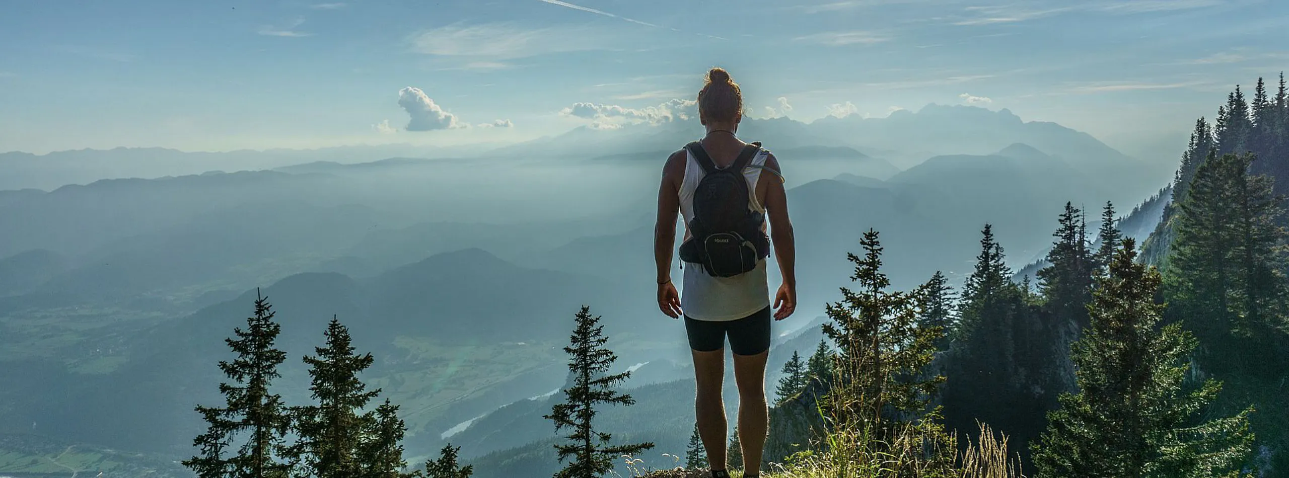 hiker-918473_1920