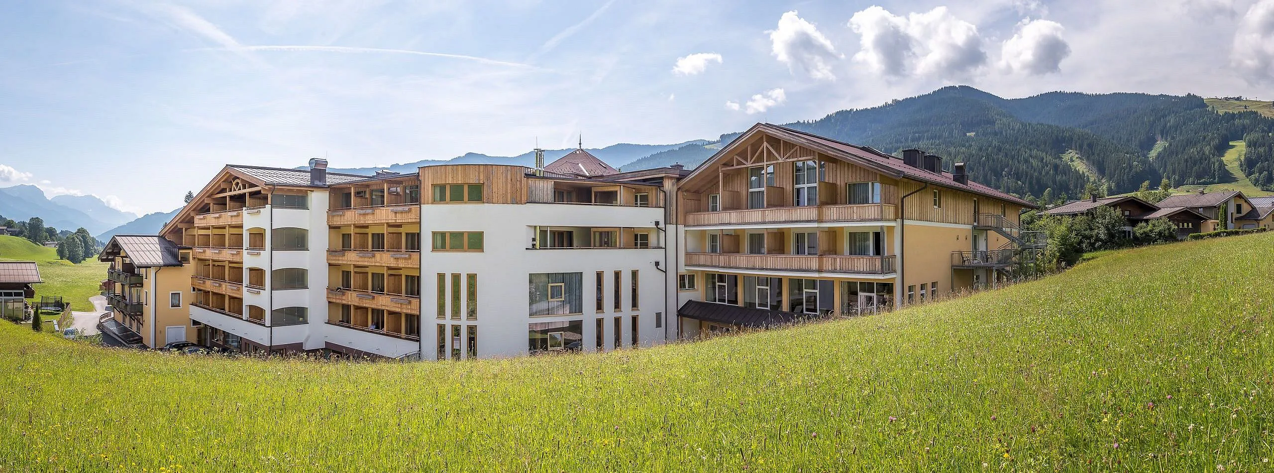 AussenansichtSommerRückseiteHotel4SternLeonhardLeogangUrlaubSalzburgerLandSommerÖsterreich
