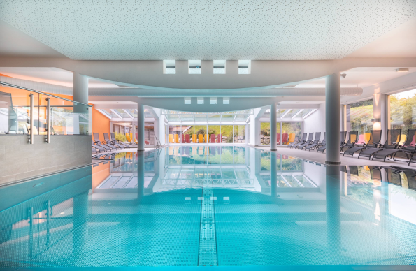 Indoor Pool im vier Sterne Hotel Leonhard