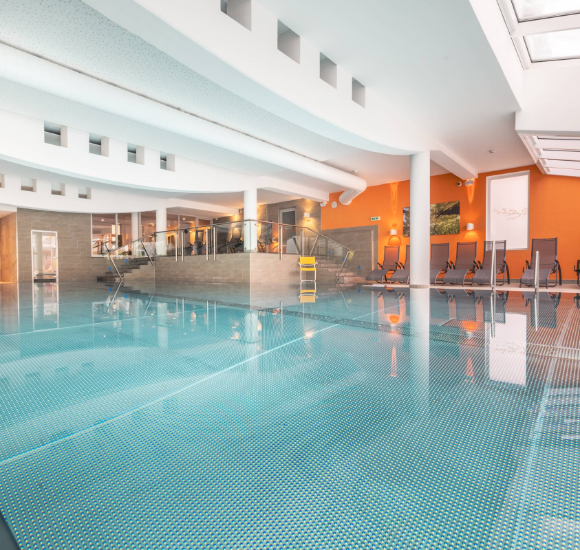Pool und Familiensauna im Hotel Leonhard