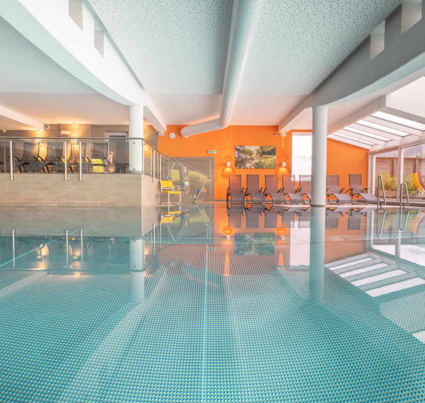 Pool mit Liegeflächen im Hotel Leonhard
