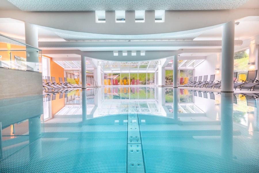 Hallenbad mit Blick ins Freie Hotel Leonhard