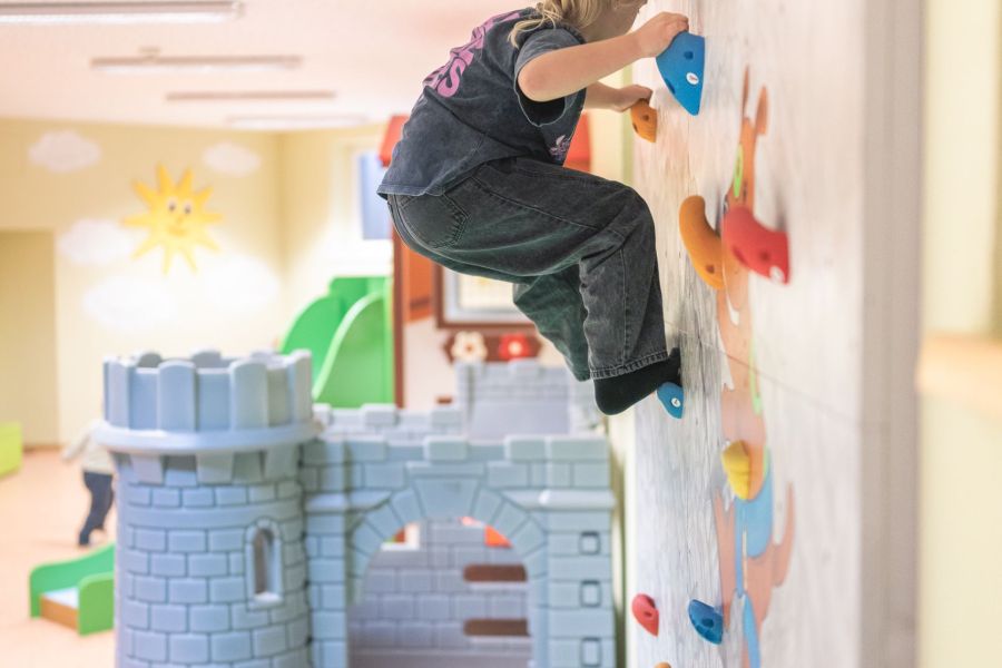 Kind Klettern Indoor Spielzimmer Hotel Leonhard
