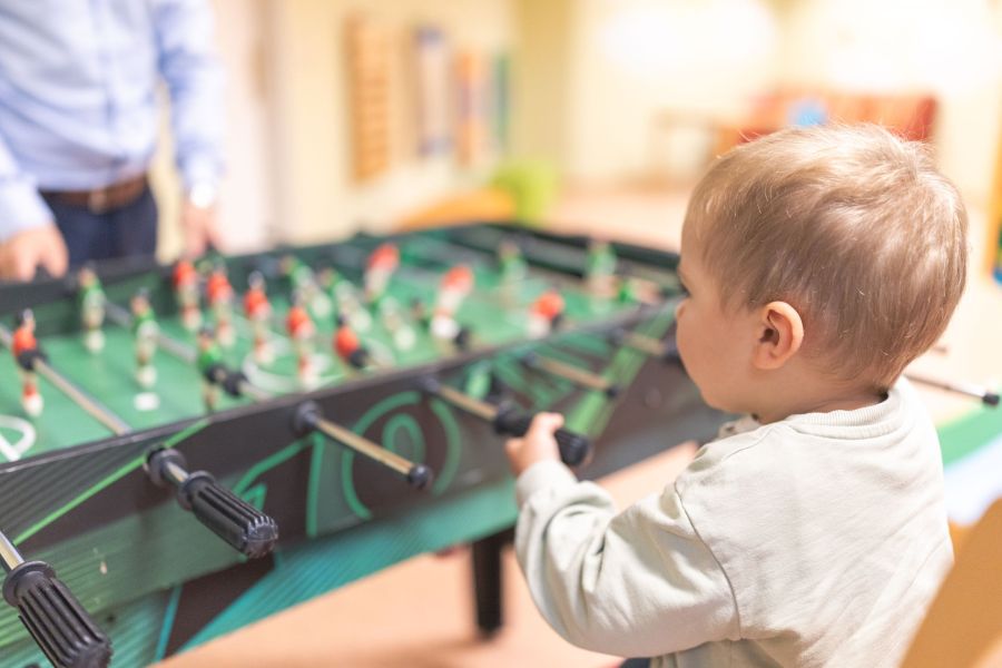 Kind Tischfussball Spieleraum Hotel Leonhard