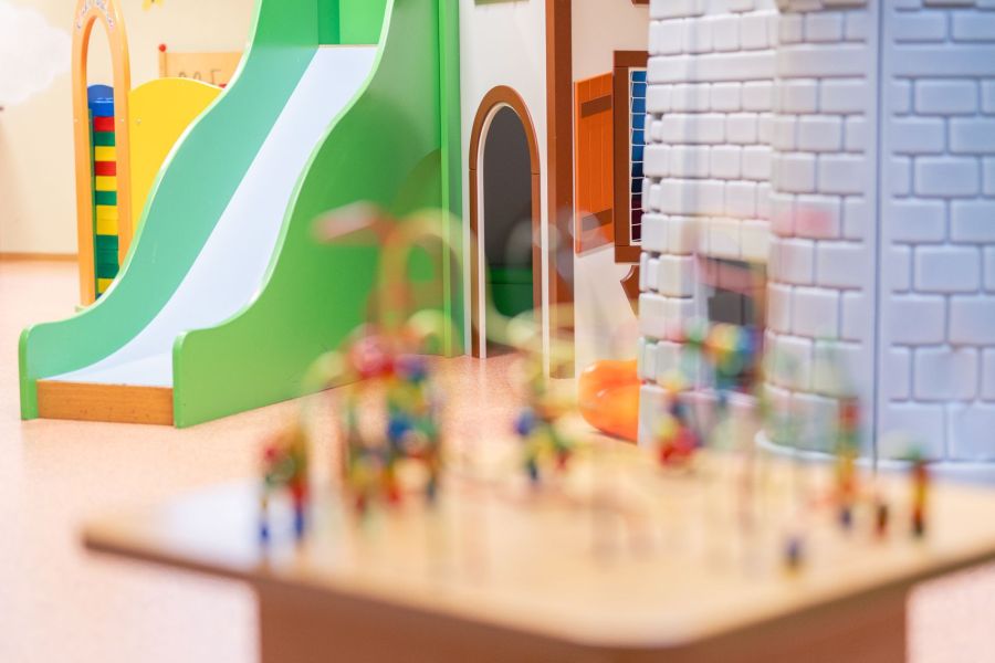 Kinder spielen im Hotel Leonhard