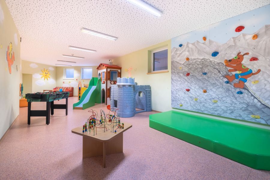 Kinderspielraum indoor fun Hotel Leonhard
