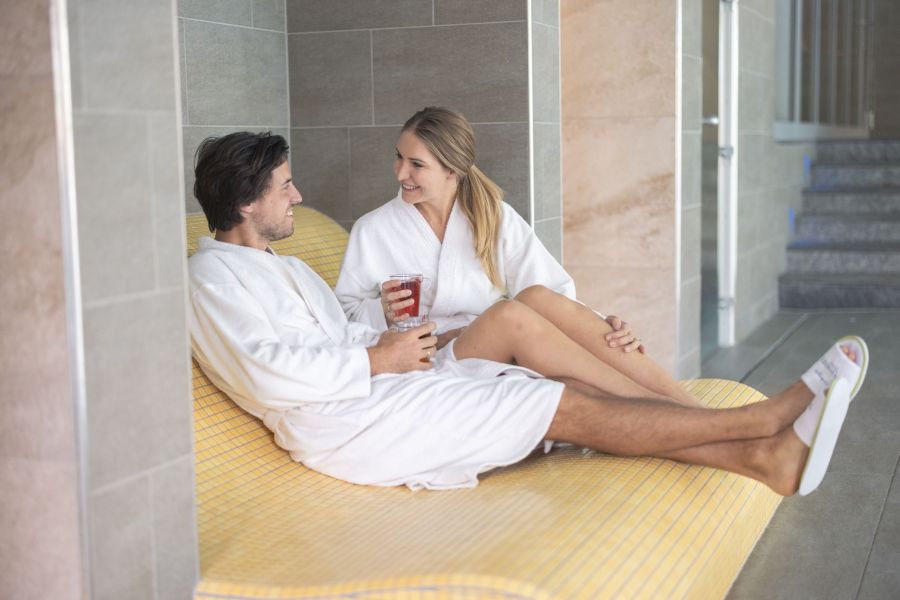 Paar im Hallenbad auf Liege Hotel Leonhard
