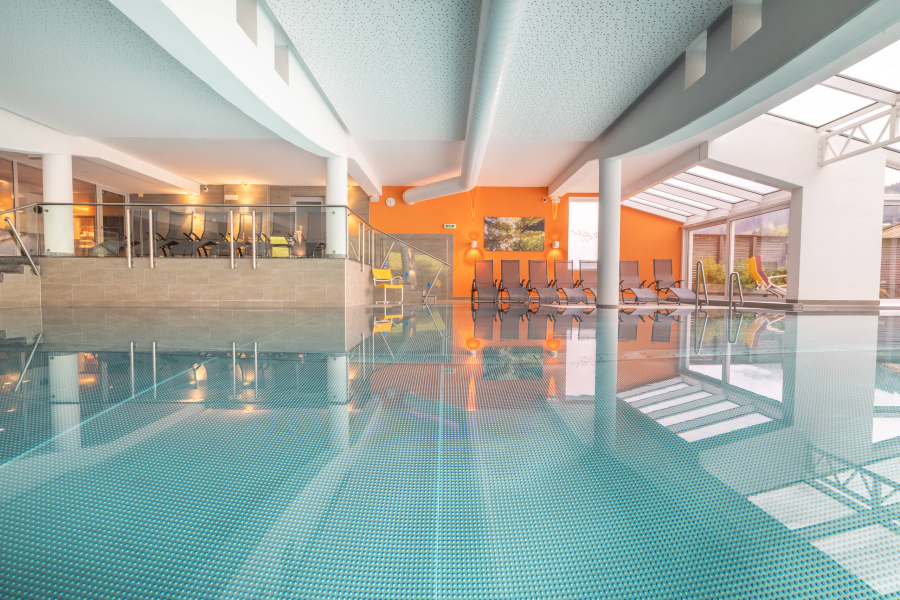 Pool mit Liegeflächen im Hotel Leonhard