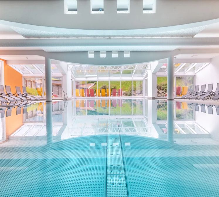 hallenbad-mit-blick-ins-freie-hotel-leonhard
