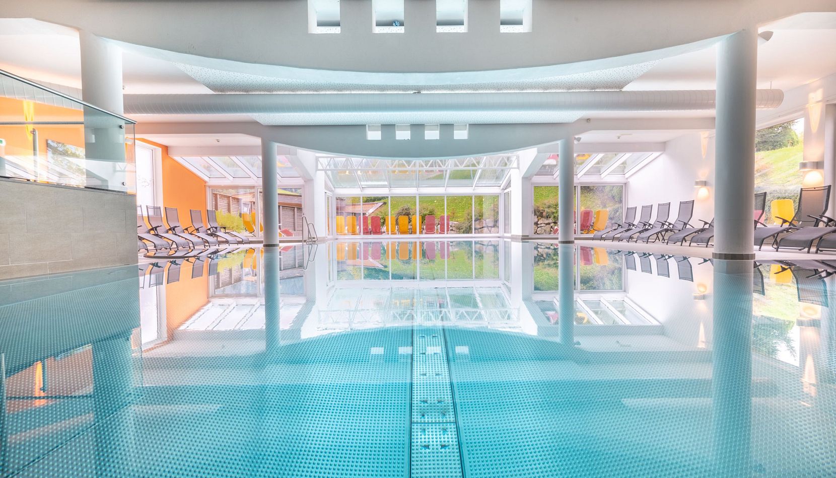 hallenbad-mit-blick-ins-freie-hotel-leonhard