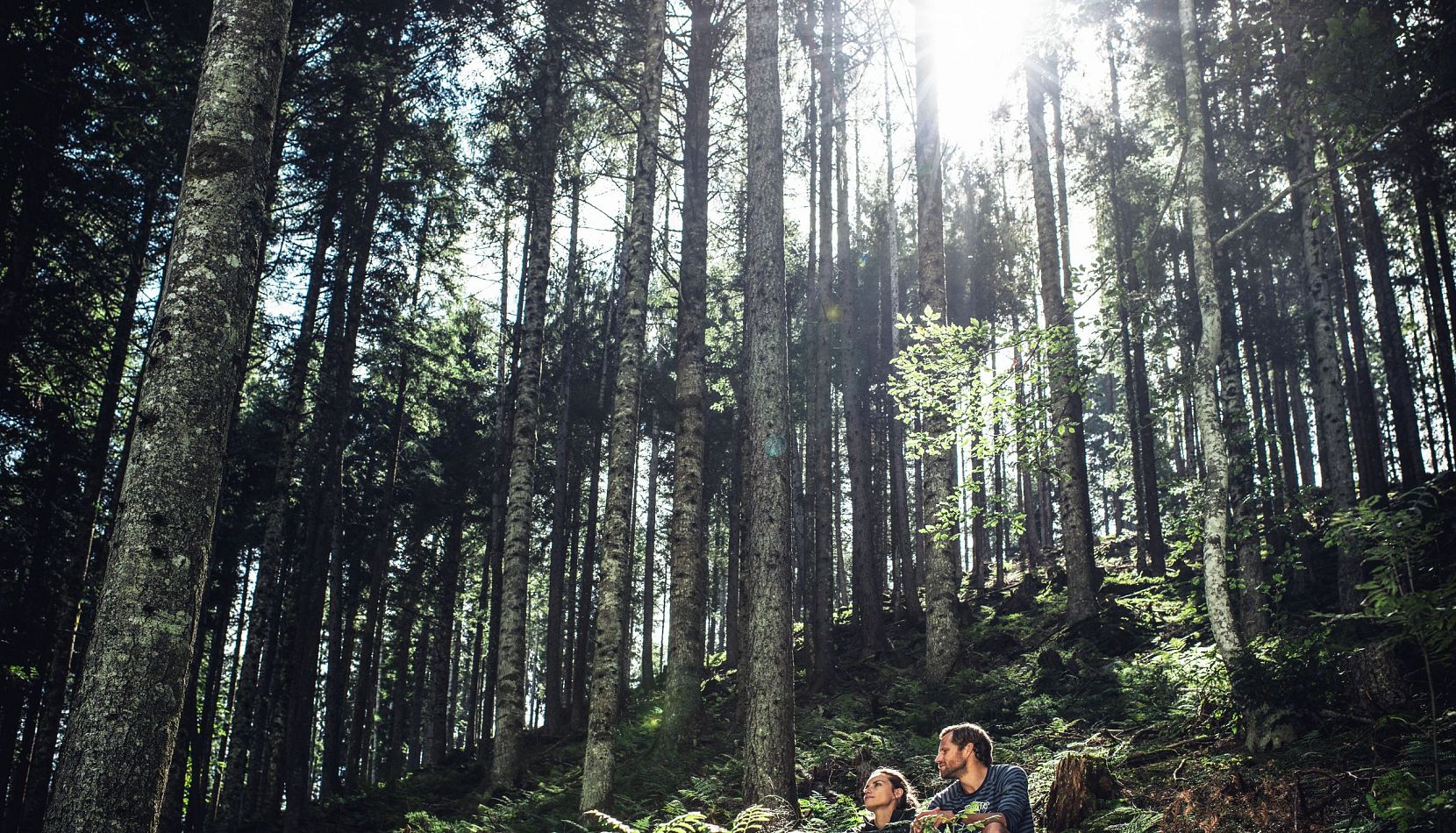 Paar genießt die Ruhe in den Wäldern von Saalfelden Leogang